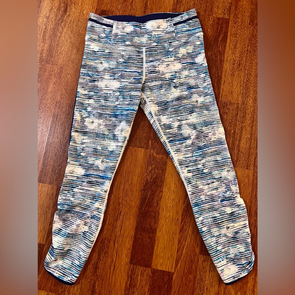 Lululemon leggings size 8  NWOT. piping along the legs ruched at calf